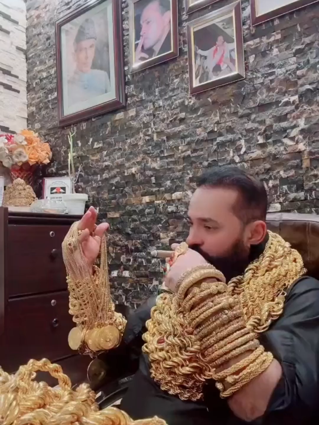Conheça o homem que respira ouro em Dubai! 🏙️🔥 #riqueza #rico #dinheiro #famoso #curiosidades