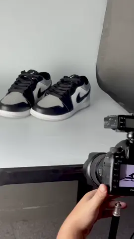 📸 Spoiler dos bastidores! Tem coisa nova chegando no site da Drop Shoes 👟🔥 A gente AMA mostrar tudo por aqui, porque vocês fazem parte de cada passo! Qual modelo você quer ver primeiro no ar? 👀👇 #DropShoes #BastidoresDrop #VemComAGente #ModaComEstilo #LançamentoDrop #fyp 