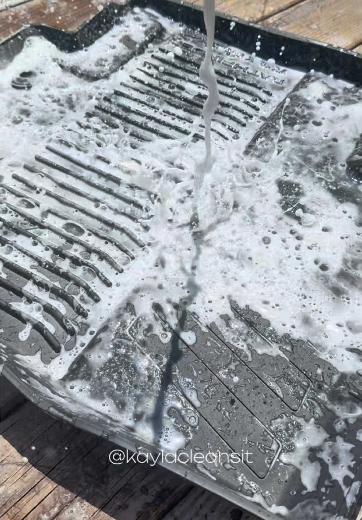 I LOVE SCRUBBING MY CAR MATS😍 My phone overheated 4 times during the making of this video☀️ and so did I.  I used leftover product from the door scrub I posted a couple of days ago🤍