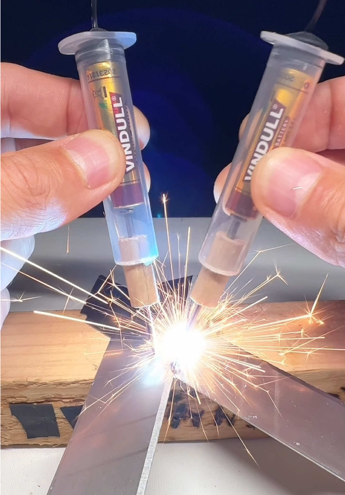 🔧 New project! Mini battery-powered spot welder for thin sheet metal! ⚡🔋 In this video, I'll show you my new DIY project: a mini battery-powered spot welder, perfect for welding thin sheet metal quickly and easily! Compact, portable, and super functional: ideal for small repairs or for those who love to tinker with electronics. ⚠️ This isn't a tutorial, just a test of one of my inventions: don't replicate it without the right knowledge. 💡 Save this video if you enjoy building useful objects with simple materials! 📲 Share it with anyone who's passionate about DIY and technology! #MiniWelde#DIYProject#SpotWelder#TechHacks