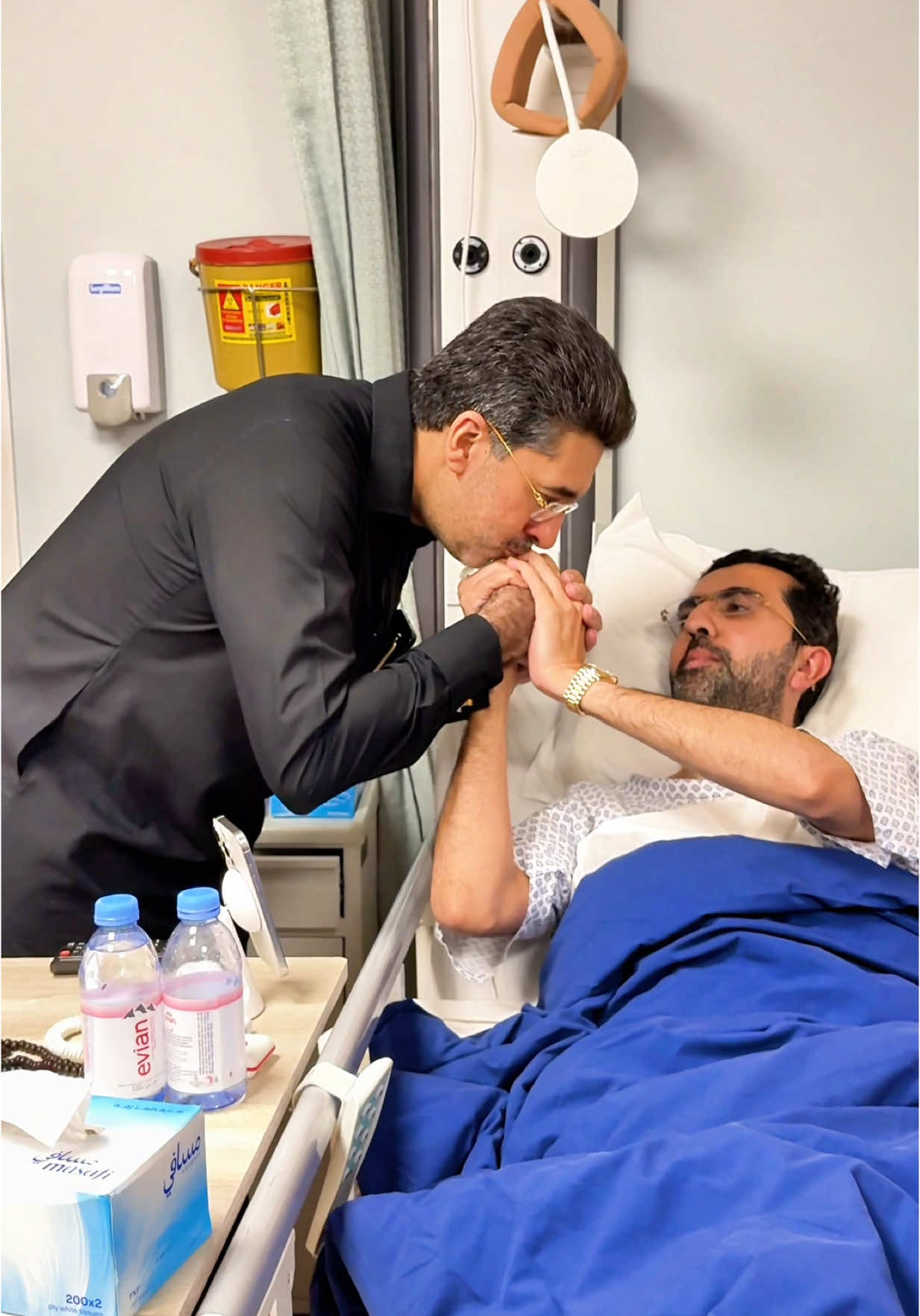 MPA Nawabzada Taimoor Talpur and his son Shahmeer Talpur visited Sardar Hussain Aslam Bhatti during his recovery. They were welcomed by Abdullah Hussain Bhatti and close friends — Nadeem Raja, Zeeshan Arain, Khalid Niazi, Syed Tanveer Sheerazi, Jam Sohail Alyani, and Arsalan Khan Niazi. A graceful moment of unity and prayers. May Allah grant complete shifa. Ameen. 🤲💚 #HussainAslamBhatti #TaimoorTalpur #nawab #NadeemRaja #Getwellsoon #TeamHB #MPA #AbdullahHussainBhatti #zeeshanarain 