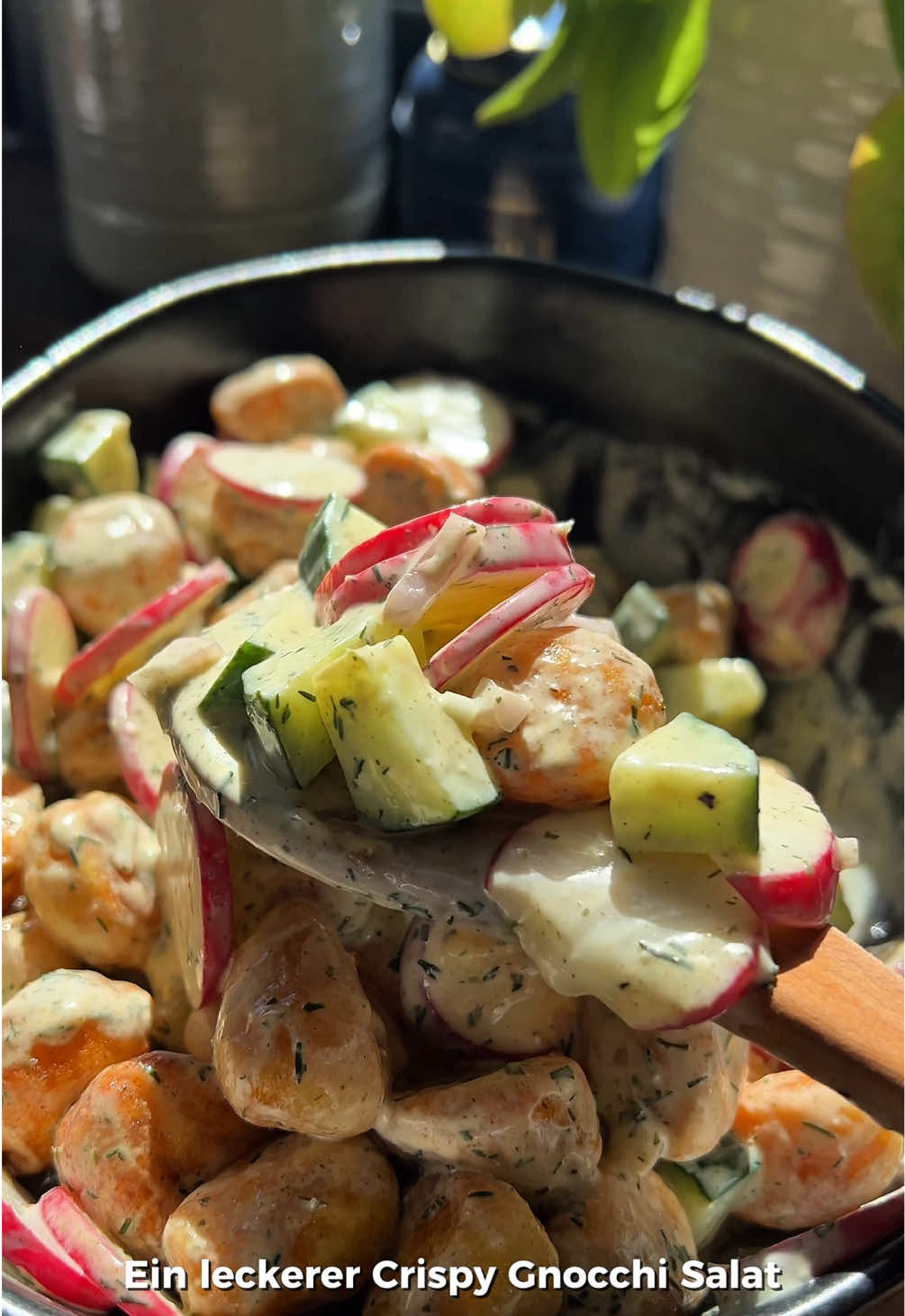 Crispy Gnocchi Salat 🥒🥔🫜😍 Zutaten: Gnocchis Gurke Radieschen Joghurt Mayonnaise Schalotten Dill Pfeffer Kräutersalz Honig  Senf  Zitronensaft Salz Paprikapulver  #DinnerIdeas #abendessen #salatrzept #grillsalate #crispygnocchisalat #gnocchirezept #airfryerrezept 