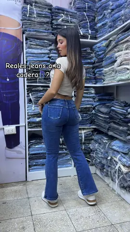Los flare a la cadera que necesitabas lo tenemos aquí en lifors jeans #cadera #ultracadera #lowrisejeans #jeanshighwaist 