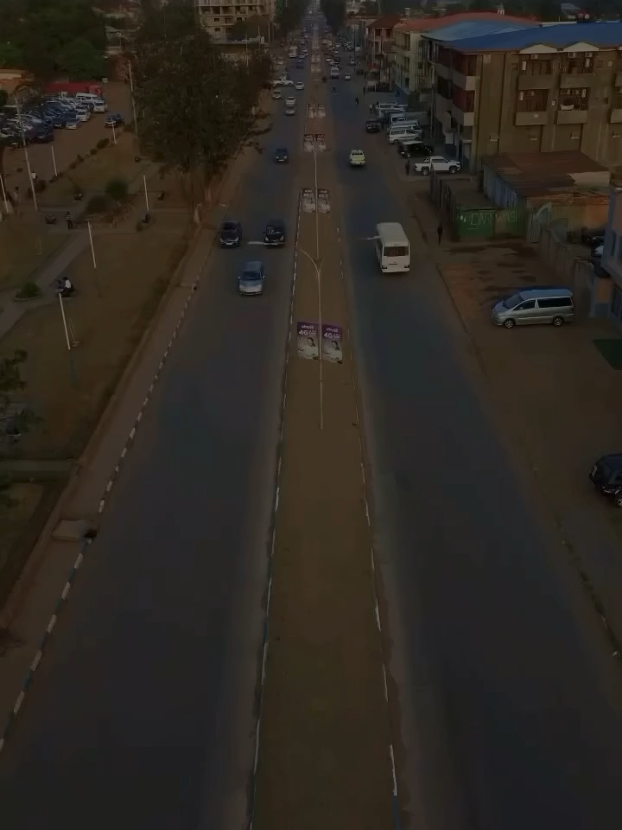Shabara sous tension : Une alerte nocturne d’inconnus revendiquant la propriété du site a semé la panique chez plus de 10 000 creuseurs. Activités suspendues, menace de blocage de la RN39. La COMAKAT a calmé le jeu, mais le spectre des violences du mois de mai ressurgit dangereusement. Lubumbashi s’enflamme : Jacques Kyabula, introuvable depuis des jours, refait surface dans une ambiance électrique. Ovationné par les fans de Lupopo, le gouverneur garde le silence sur son absence. Entre rumeurs, espoir populaire et tension politique, son retour surprise ouvre un nouveau chapitre brûlant au Haut-Katanga. Furieux et à bout, les creuseurs de Fungurume ont envahi la commune pour réclamer les zones minières promises par le Président. Interpellée, la Bourgmestre Aline Makano promet de faire remonter leurs cris à la haute hiérarchie. Le peuple attend, l’espoir s’accroche à une promesse présidentielle encore non tenue. #fyp #actu #lubumbashi😘🌺congolaise🌺😍 #lualaba