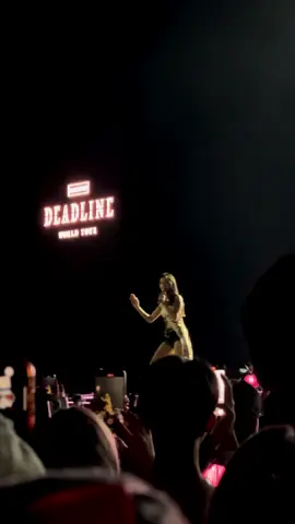 Jisoo running for the lightstick wave #blackpink #jisoo #blackpinktoronto2025 