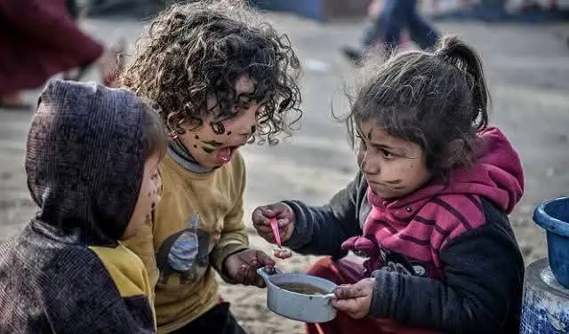 لا حول ولا قوة إلا بالله العلي العظيم..    من صور الإبادة التي تتم في العلن، على الهواء، والعالم المنافق يواصل الحديث عن حقوق الحيوان. هذه ليست مجاعة طبيعية..  هذه مجاعة مصنوعة.. مفروضة.. ممنهجة. لك أن تتخيل حجم الوحشية حين يتحول الجوع إلى سلاح، والطفل إلى ضحية، ويفضح القدر الفارغ عجز البشرية. آللهم فرج عن اهلنا في غزة واطفأ نار حربهم أللهم استودعناك غزه وأهلها  أللهم كن لهم عونا أللهم أطعمهم من جوع وآمنهم من خوف  آللهم لا نملك لغزه إلا الدعاء آللهم غزة حتى يطمئن فؤادها آللهم غزة حتى تطيّب جراحها آللهم غزة وأهلها شبابها وشيوخها نسائها وأطفالها... ‎#اللهم_آمين #غزة #💔 #😢 #غزة_الان #انقذوا_غزة #انقذوهم_قبل_ان_تفقدوهم #اللهم_ارحم_ضعفهم_وقلة_حيلتهم #هاشتاق #الحصار_على_غزة #الجوع #فلسطين #اطفال_غزة #2025 #algeria #الجزائر #الاسلام #ياالله #اللهم_آمين #fyp #foryou #foryoupage #explore #pourtoi #grow #views #tiktok #100k #allah #algeria #ghaza #pelstine🇵🇸 