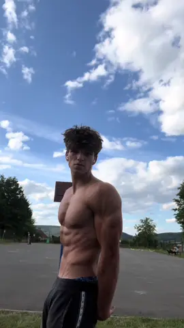Nepodceňuj fotbalisty, ne všichni jsou stejny🧜‍♂️🧜‍♂️💤🥱 #fyp#sleeperbuild#GymTok #viral#fotbalista#fotballplayer 