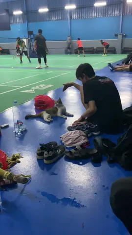 Ada aja kegiatannya kalo lagi nunggu giliran maen 😹😹😹