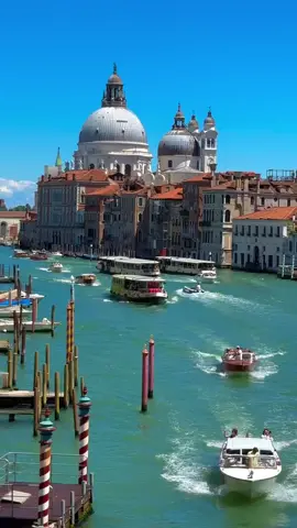 📍 VENICE - ITALY 🇮🇹  Venezia (Venice), Italia Venezia è una città unica al mondo, situata nel nord-est dell’Italia, nella regione del Veneto. Sorge su un arcipelago di 118 isole collegate da oltre 400 ponti e attraversate da circa 150 canali. La città è famosa per il suo patrimonio artistico, l’architettura rinascimentale e gotica, e la sua struttura urbana completamente pedonale, dove le barche e le gondole sono i principali mezzi di trasporto. Caratteristiche principali: Canale Grande (Canal Grande): Il principale canale che attraversa la città a forma di S, fiancheggiato da magnifici palazzi storici. Piazza San Marco: Il cuore della città, con la celebre Basilica di San Marco, il Campanile, e il Palazzo Ducale. Gondole e vaporetti: Mezzi di trasporto iconici. Le gondole offrono un’esperienza romantica e turistica, mentre i vaporetti sono usati dai residenti e visitatori per muoversi. Ponti famosi: Come il Ponte di Rialto, uno dei più antichi sul Canal Grande, e il Ponte dei Sospiri, che collega il Palazzo Ducale alle prigioni #italy #venice #foryour #foryoupage❤️❤️ #explore #travelitaly #videoviral 