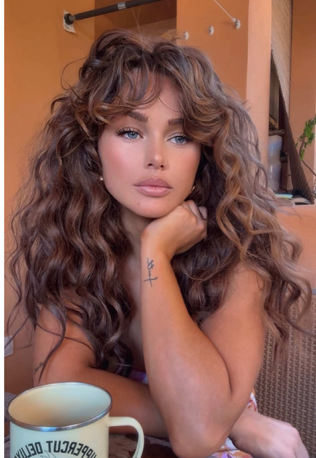 GUYS JOLENE IS OUT TOMORROW WOOOHOOO 🩵 If yall like it pre-save link is in bio 🦋  Appreciate all the love and support so far , the Rosie Mac gang is growing and I’m so grateful for each and everyone of you 💛🙏🏽😊 #fyp #foryou #coversong #jolene #grateful