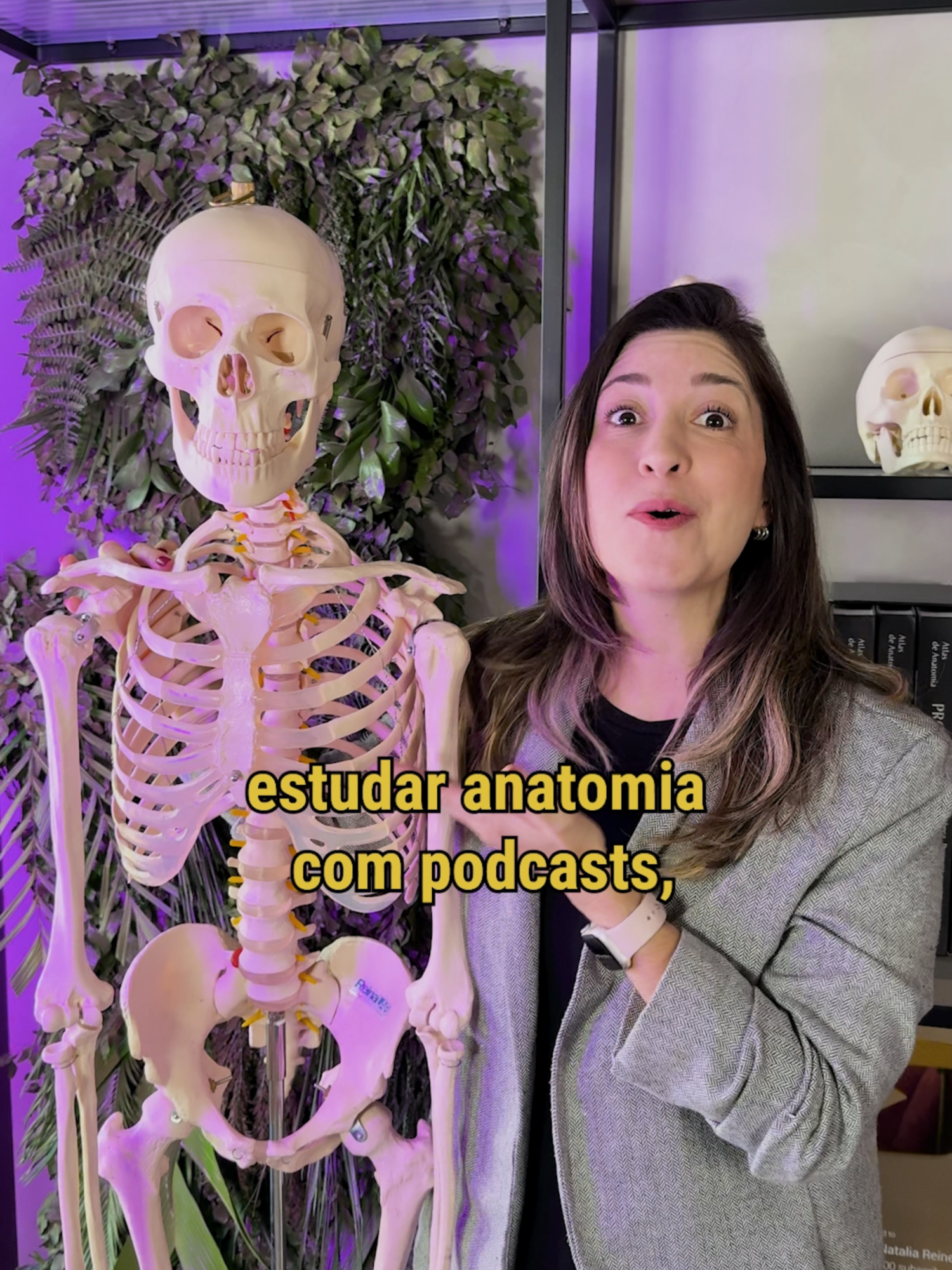 Você sabia que existe uma IA do Google que pode transformar a sua apostila em um podcast? 🎧🤯 O NotebookLM pode te ajudar, inclusive, nos estudos de anatomia! Hoje eu pedi pra ele transformar uma das minhas apostilas de Sistema Cardiovascular em um podcast personalizado, e olha que resultado incrível! Quer tentar também? É só: 1️⃣ Acessar o link: g.co/notebooklm/BR  2️⃣ Criar um novo Notebook 3️⃣ Subir seus arquivos (PDF, Google Docs, link do YouTube…) 4️⃣ Clicar em “resumo em áudio” 5️⃣ Dar play e estudar lavando a louça, dirigindo ou até mesmo na academia ⠀ Você pode ainda: ✅ Conversar com ele ✅ Gerar questões personalizadas ✅ Criar mapas mentais E tem mais: deixo aqui um Notebook público cheio de conteúdos do ENEM (2018 a 2024) pra ajudar você a estudar para a prova: g.co/notebooklm/ENEM Me conta aqui se você já conhecia o NotebookLM e manda pra aquele amigo que precisa dar um gás nos estudos 📚 Obs.: Lembrando que nenhuma ferramenta de IA é 100% confiável, sempre confira os resultados. #NotebookLM #GoogleAI #ValeuGoogle