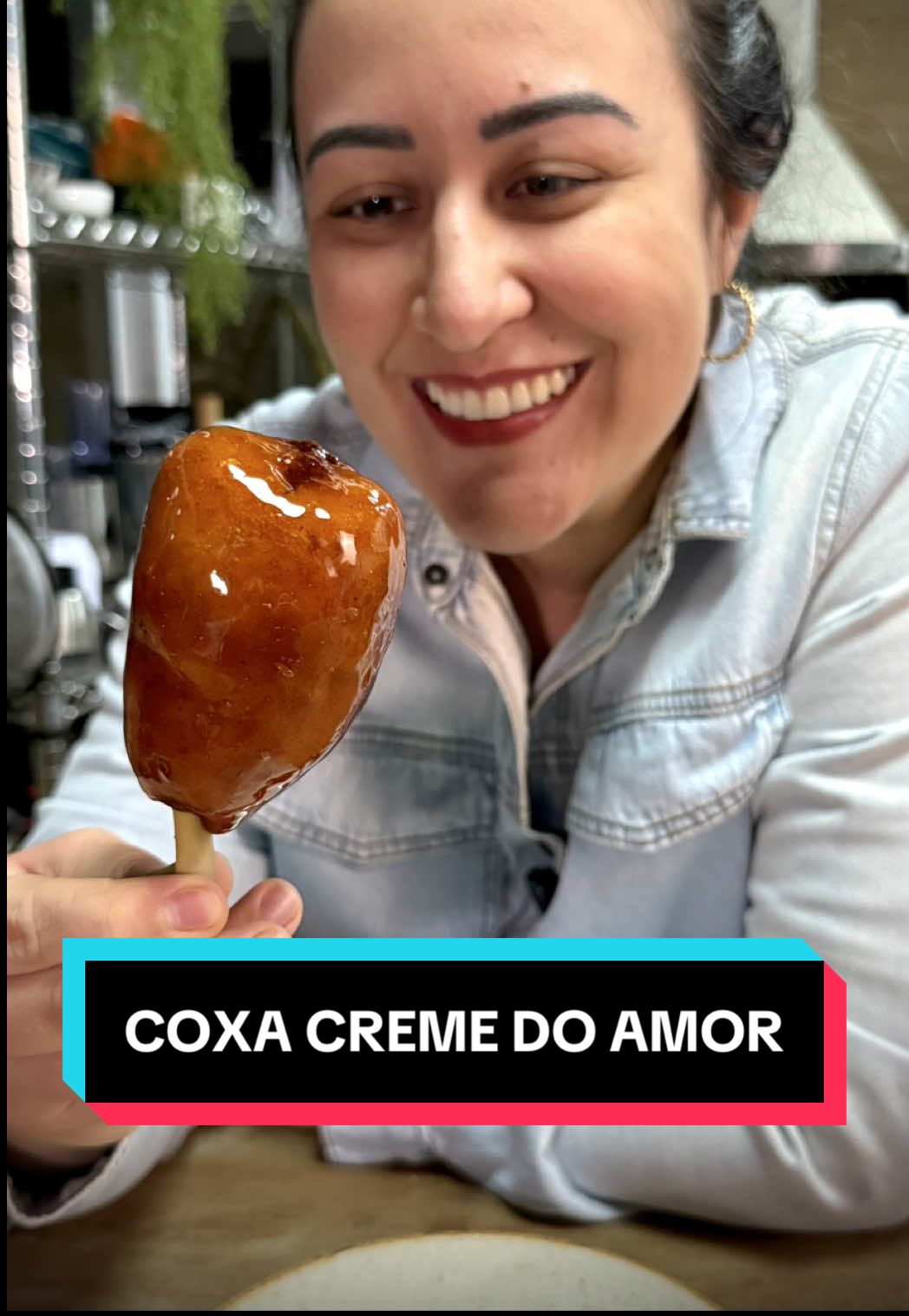 O importante é espalhar amor…e eu trouxe o meu: em forma de coxa creme crocante e cremosa 🍗 Você comeria essa COXA CREME DO AMOR ou vai ficar só no moranguinho? Ficou curioso com essa casquinha brilhante à base de shoyu? Então me pede aí nos comentários que eu libero a receita 🌟🤩 #receita #coxacreme #morangodoamor #coxacremedoamor #teamfucano #chefdealtonivel 