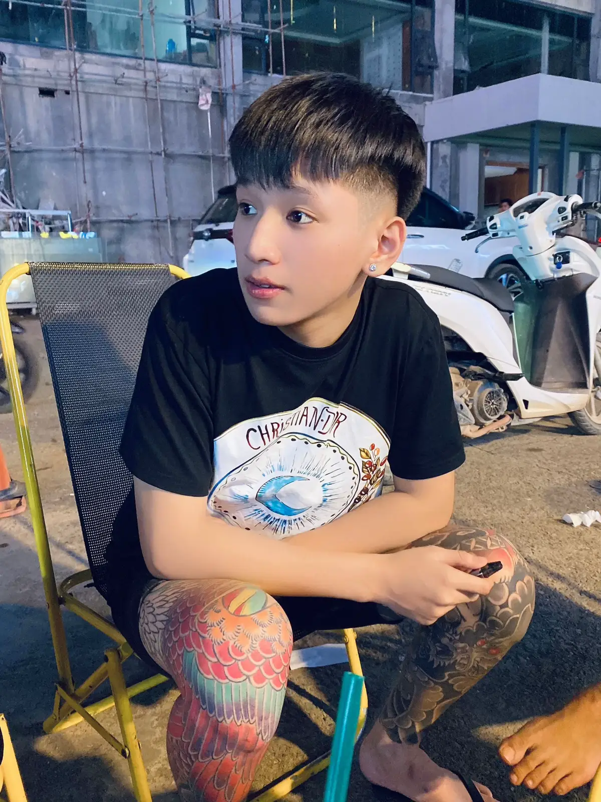 Đôi khi ta nghe đi nghe lại một bài hát, không hằn vì nó hay. Mà vì ở trong đó, ta nghe thấy câu chuyện của chính mình...  #vanphuc 