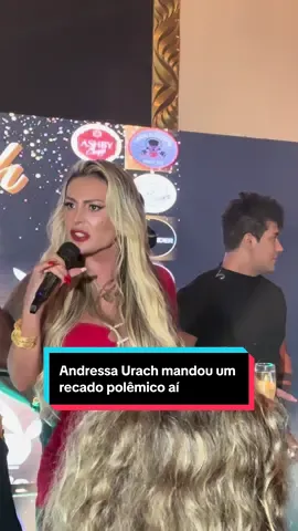 Gravei isso aqui da #AndressaUrach no aniversário dela, em outubro. Mas eu ri mesmo foi da reação do @tiagopiquilo. 😂😂😂 #humor #polemica #deus #aniversario #hugoetiago #prosperidade