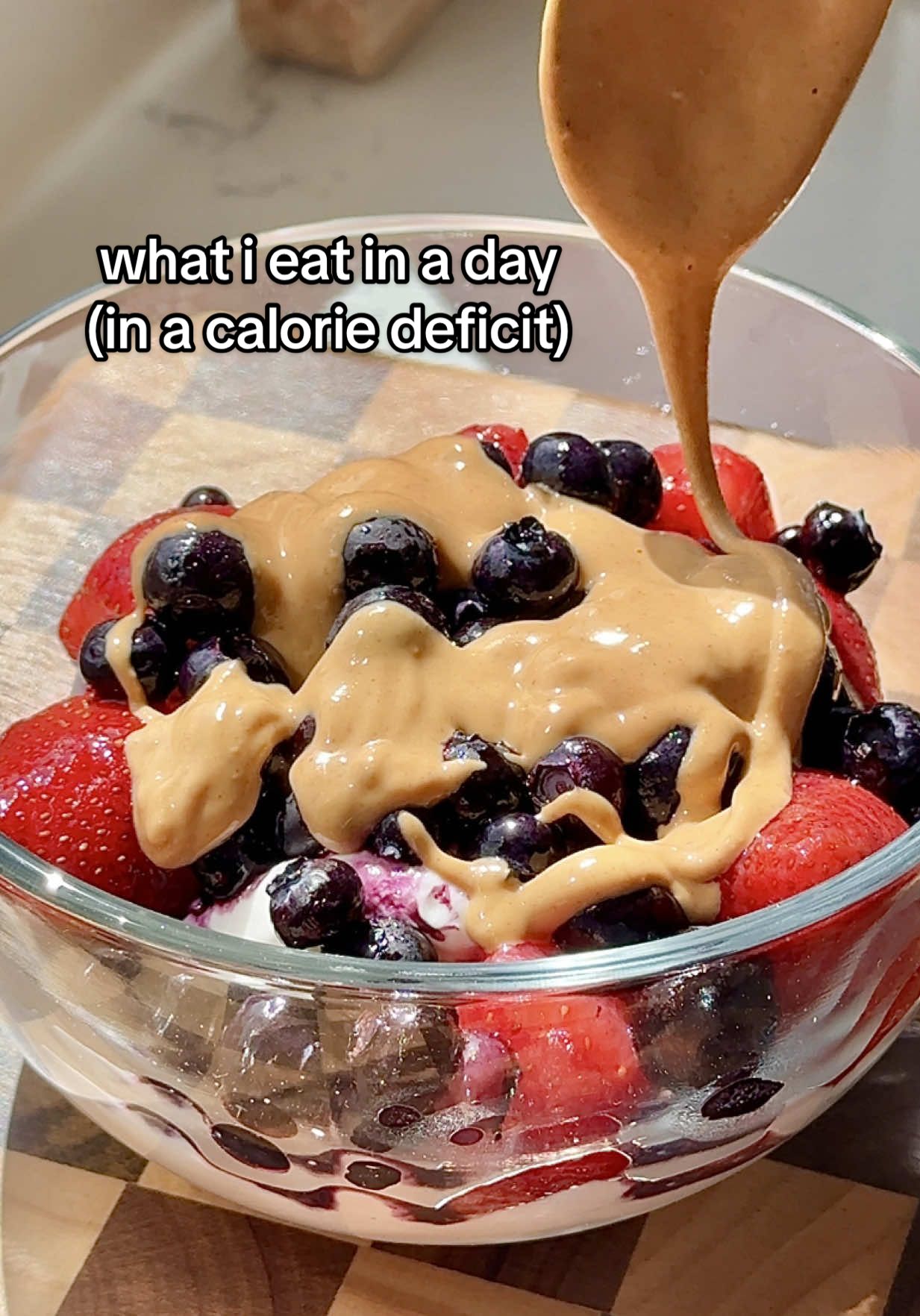 the simplest day of eats in a cal deficit 🤝🥞🥪🍓🍪 @Alani Nutrition @PBfit @OIKOS  #whatiate #whatiatetoday #highprotein #highproteinmeals 