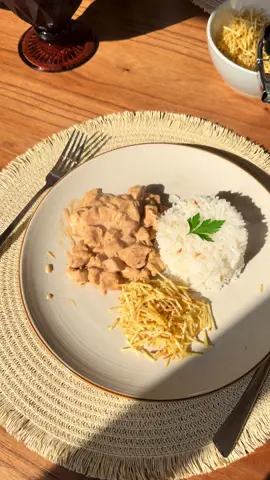 Veio aí, o nosso primeiro almoço ✨ e sim, estava com saudades do meu strogonoff de frango, então claro que esse foi o nosso cardápio hahahah #almoço #mesaposta #cozinahar #receitas #Vlog #dailyvlog 
