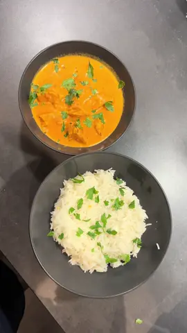 Was essen wir heute? #butterchicken  Zutaten  Hühnerbrustfilet  Tikka Masala Paste  Zwiebeln  Ingwer  Knoblauch  Grüne Peperoni  Curry  Kurkuma  Koriander  Salz  Tomatenmark  Sahne Reis  Zubereitung  Das Fleisch in würfel schneiden und mit der Gewürzpaste marinieren.  Dann Zwiebel, Knoblauch und die Peperoni zerkleinern und kurz garen. Etwas Wasser hinzugeben und 5 min köcheln. Dann die Gewürze dazu geben kurz vermischen und nochmal 5 min köcheln.  Das Fleisch Tomatenmark und Sahne dazu geben und 20 min kochen.  In dieser Zeit den Reis kochen.  Alles gemeinsam servieren und genießen ✨ #butterchicken #genießen #goodfood #goodvibe #wasessenwir #fyp #wasessenwirheute #foodlove #rezept #butterchickenrecipe #tikkamasala 