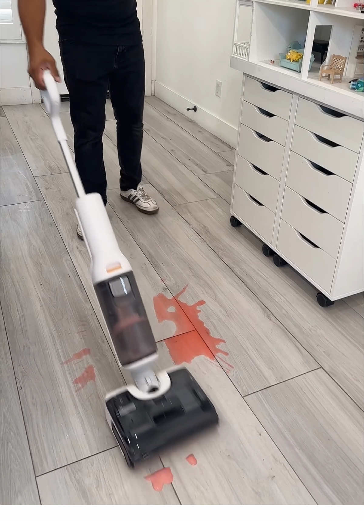 No sabía que existía algo así que te hiciera las dos cosas a la misma vez , Es tan satisfactorio limpiar ahora 😄la aspiradora que estoy usando es la  F25 RT. ❤️  #smartliving #tiktoksuperbrandday #roborock #cleaningtiktok #cleanwithme #cleaningmusthave #F25RT#RoborockF25 @RoborockUS 