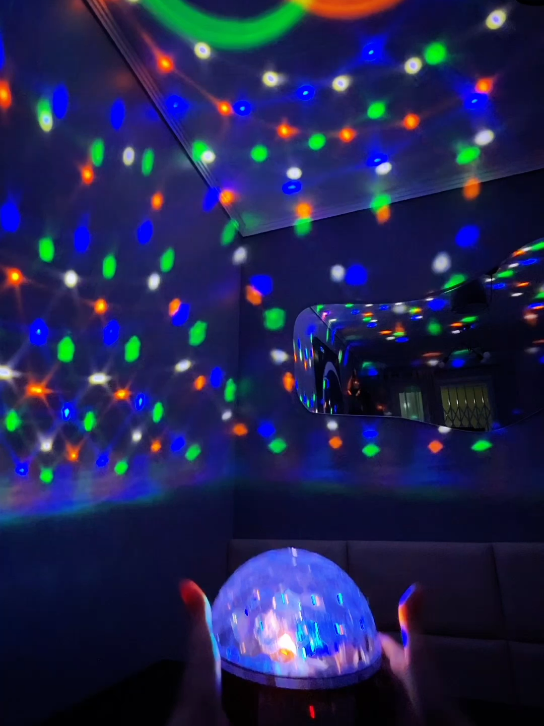 ✨ Transforme qualquer ambiente em uma verdadeira balada! ✨ Conheça o Globo de Festa Giratório RGB – luzes coloridas, efeitos incríveis e clima de festa garantido! 🎉 Acompanha pendrive com músicas prontas + controle remoto para você curtir sem preocupações. Perfeito para festas, aniversários, eventos ou até aquele rolê em casa com os amigos! 🕺💃 🎶 Luz + som + controle = diversão garantida! #GloboDeFesta #RGB #LuzDeFesta #TikTokShop #BaladaEmCasa #PartyTime #DecoraçãoFesta #luzcolorida #ControleRemoto