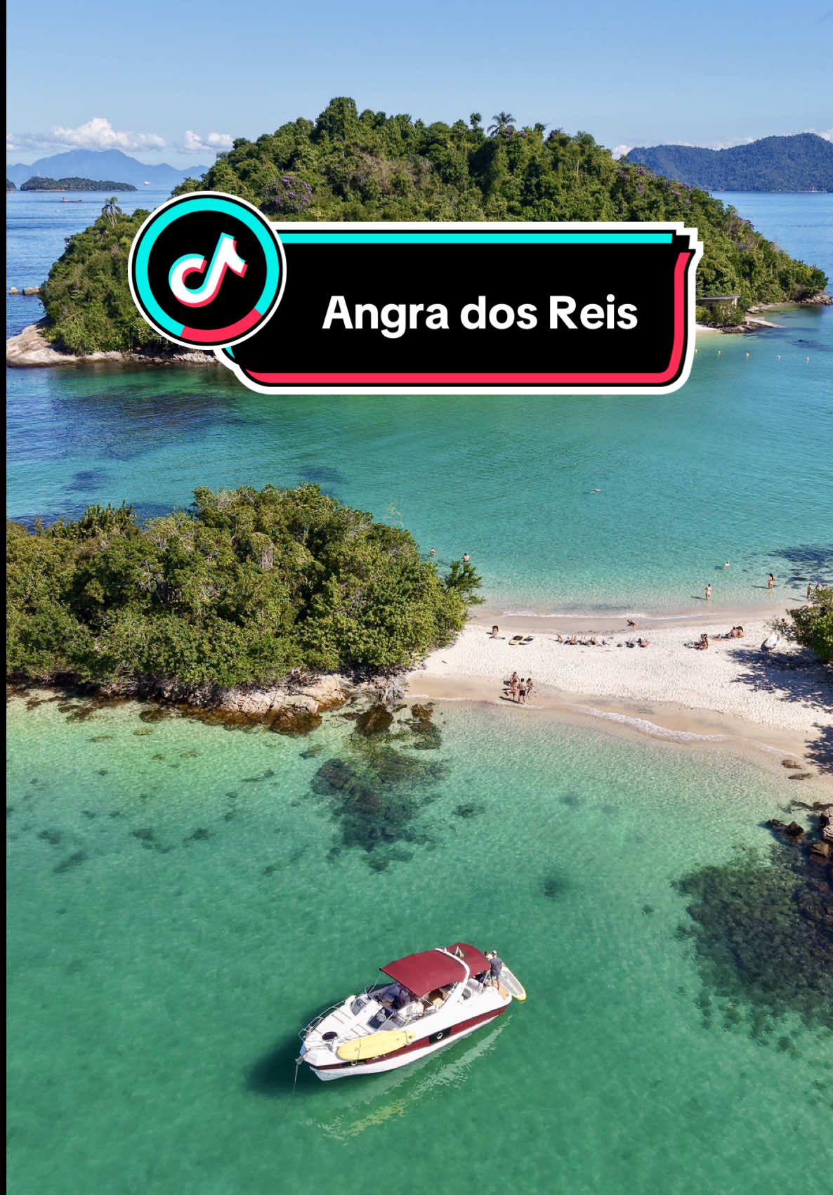 ❌ Isso não é Tailândia  ❌ Isso não é Indonésia  ✅ E o melhor, isso fica aqui no nosso país!  🗺️ Todos esses cenários incríveis ficam em Angra dos Reis, no Rio de Janeiro.   🚤 Pudemos conhecer essas praias paradisíacas em um passeio de lancha saindo do cais de Angra.  🏝️ A primeira parada é na espetacular Ilha de Cataguases, com suas areias branquinhas e águas cristalinas.  🐟 A parada seguinte é na Lagoa Azul, que é um verdadeiro aquário natural, com tons de água que não devem nada ao Caribe.  ☀️ Já em Ilha Grande, a terceira parada é na Praia de Grumixama, que é perfeita pra dar uma refrescada.  🍝 Na sequência, há mais duas paradas, na Praia do Araçá e na Praia das Flechas, onde é feito o almoço.   ⏱️ O roteiro todo dura entre 5 e 6 horas e foi certamente um dos melhores passeios que já fizemos aqui no Brasil.  🤑 Aliás, vamos ao que interessa. Pra conhecer tudo isso, você gastará em torno de R$ 170.   💻 Nós fizemos com a @Civitatis Brasil, que é a maior plataforma online de passeios, com mais de 95.000 experiências ao redor do mundo. E sabe o que é melhor? Dá pra parcelar em até 12x.  Agora conta pra gente aí nos comentários: você já conhece Angra dos Reis? Aproveita e segue a gente pra mais dicas de viagem!  