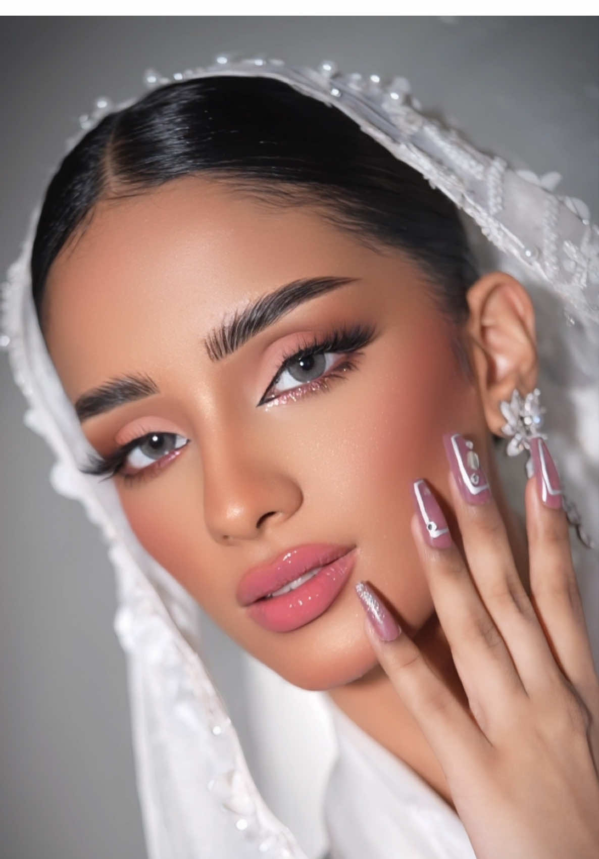 عادي عندكم الجمال والرقي ؟! Makeup by @froooha22💄  Hairstyle by @فاتن عمر🍯  #تيجي #تتوريال_اليوم #نارين_بيوتي #اكسبلور #model #ميكاب_ارتست_التيكتوك 