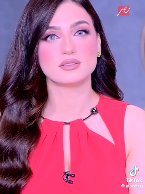 ياسمين عز طلعا تبوسي المطرب ليه 🤔#ياسمين_عز #كلام_الناس 