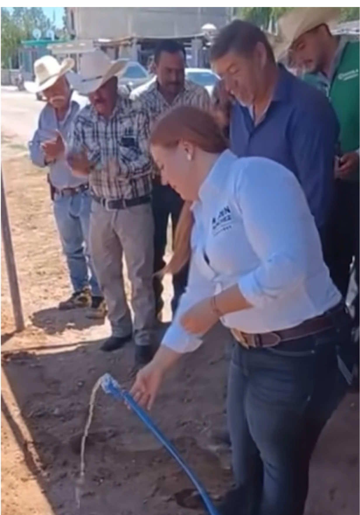 Se burlan de la Alcaldesa de Arteaga por hacer gran evento en Huachichil para que solo saliera ese chorrito de agua 🤭  ¿Ustedes que opinan? 👀  #Arteaga #karensanchez #coahuila #burla #verguenza #alcaldesa #viral #noticias 