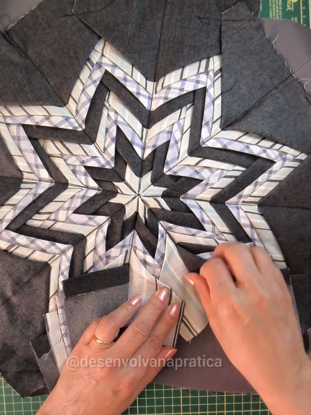 Com pedaços de tecido fiz uma almofada com desenho de estrela😉🧵⭐ #DIY #costurar #tutorial #tutorials #sewing 