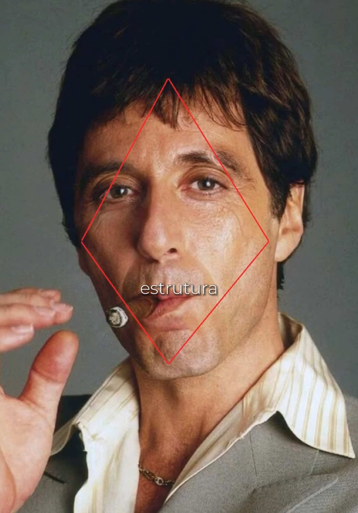 O formato de rosto hexagonal de base reta é um coringa na estética masculina .  Com ângulos definidos , ele destaca por ser um rosto não tão comum, atores como George clooney , al pacino tem esse formato de rosto .  Qual o seu formato de rosto? Deixa nos comentários  Conheça minha consultoria de visagismo online , link na bio 
