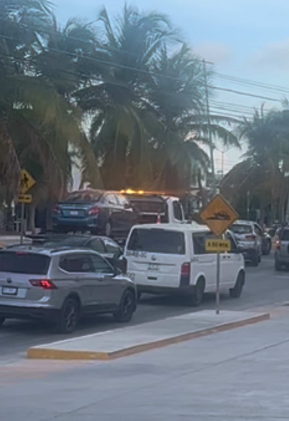 Otro chocado ( pero ya asi venia) #topes #cancunmexico #cancun #paratii #fyp #videoviral #videoviral #tiktok #coches #choque #2025 #toptrending #motosdeportivas #rapidosyfuriosos #fastandfurious 