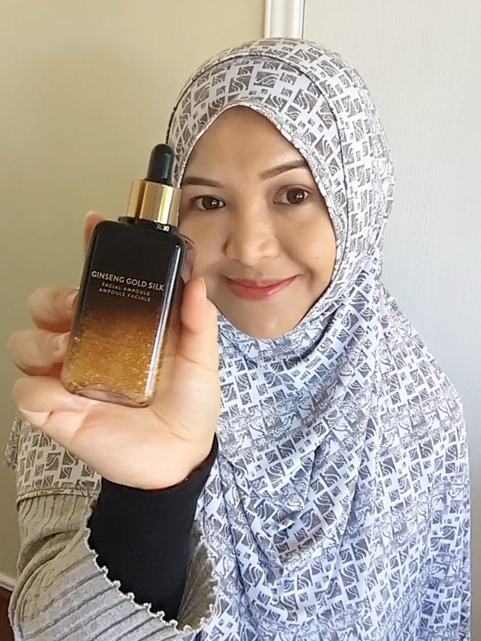 ✨Ginseng Gold Silk Facial Ampoule ✨ OMG!😍 I am so in love with this Ginseng Gold Silk Facial Ampoule by @Nature Republic USA Official  💖 This product has a very nice texture,  it's  not too watery or too thick at all. It's lightweight  and pretty easy adsorbs into the skin. This ampoule has suspended gold particles in it which makes this product look so beautiful and luxurious. It's super moisturizing and didn't leave the sticky feeling after the application. Surprisingly, you will achieve an immediate glow after applying the ampoule. I highly recommend this product to everyone! ✨ 🛒This product will soon available on Amazon.com  #NatureRepublic #glassskin #kbeauty #ginsengskincare #goldskincare #dryskin #dehydratedskin  #koreanskincare #koreanskincareroutine 