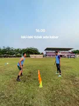 cari aja kami dilapangan 🤙 #sepakbola  #sorehari  #lapanganbola  #kebahagiaan  #fypp 