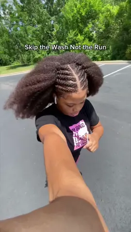 The perfect hair refresher to keep those curls in tact😍 @Unsubscribe® Hair  #unsubscribehair #unfollowroutine #sweatyhairrefresher 