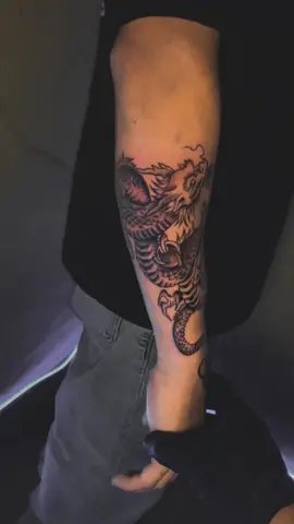 Dragon en Blackwork #blackworktattoo #tattooblackwork #dragontattoo #tattooideas #tatuajeantebrazo #limatattoo #tatuate 