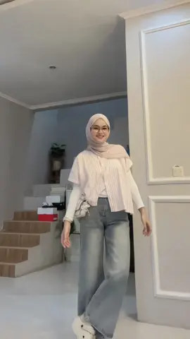 Selalu ngerasa lebih cocok pake outfit warna pastel kek gini kesannya lebih keliatan ceria natural💖🎀🫶✨ #OOTD #outfitcheck #outfitideas #vest #vestmurah #vestwanitakekinian #viral #fyp 