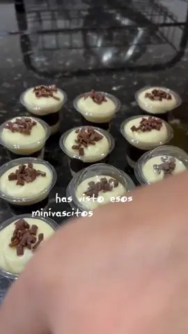 ✨**MINI VASITOS QUE ENAMORAN (¡Y SE VENDEN FÁCIL!)**✨ Estos vasitos de postres están en TODAS las mesas dulces: cumpleaños, bautizos, primeras comuniones… Y no es solo por lo bonitos que se ven 👀 Son económicos, rinden bastante y se pueden personalizar para cualquier evento 🎉 En este video te doy ideas, consejos para empezar a venderlos y cómo mostrar tu trabajo para atraer clientas desde redes 📱💛 📌 Si quieres una guía con recetas fáciles, ideas de presentación y tips para vender desde casa, comenta VASITOS y te envío la información de nuestro combo de recetarios con más de 190 recetas de diferentes tipos de postres #vasitos #emprenderendulce #reposteracasera #postresindividuales #emprendedorascreativas   