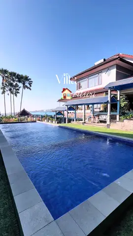 📍Stone.P.Villa ( Villa Batu Malang ) Liburan bareng keluarga besar? Di sini tempatnya! 🏡✨ Villa luas, nyaman, dan kapasitas hingga 30 orang 🍃 _____________________________________ FOR BOOKING & INQUIRIES : (0813)3338-7370 follow IG : @stone.p.villa TikTok : @stone_p_villa _____________________________________ #VillaEksklusif #LiburanBersama #VillaMewah #KotaBatu #villabatumalang #VillaTime#VillaGunung #LiburanSempurna