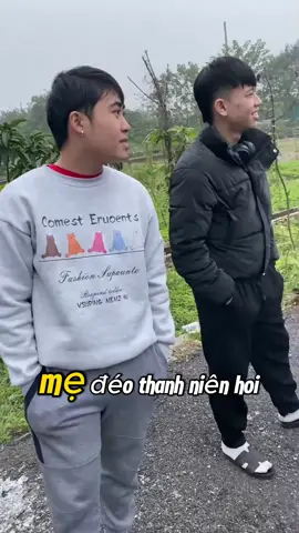 2 chú già chất chơi, đầu tóc như đèn giao thông luôn