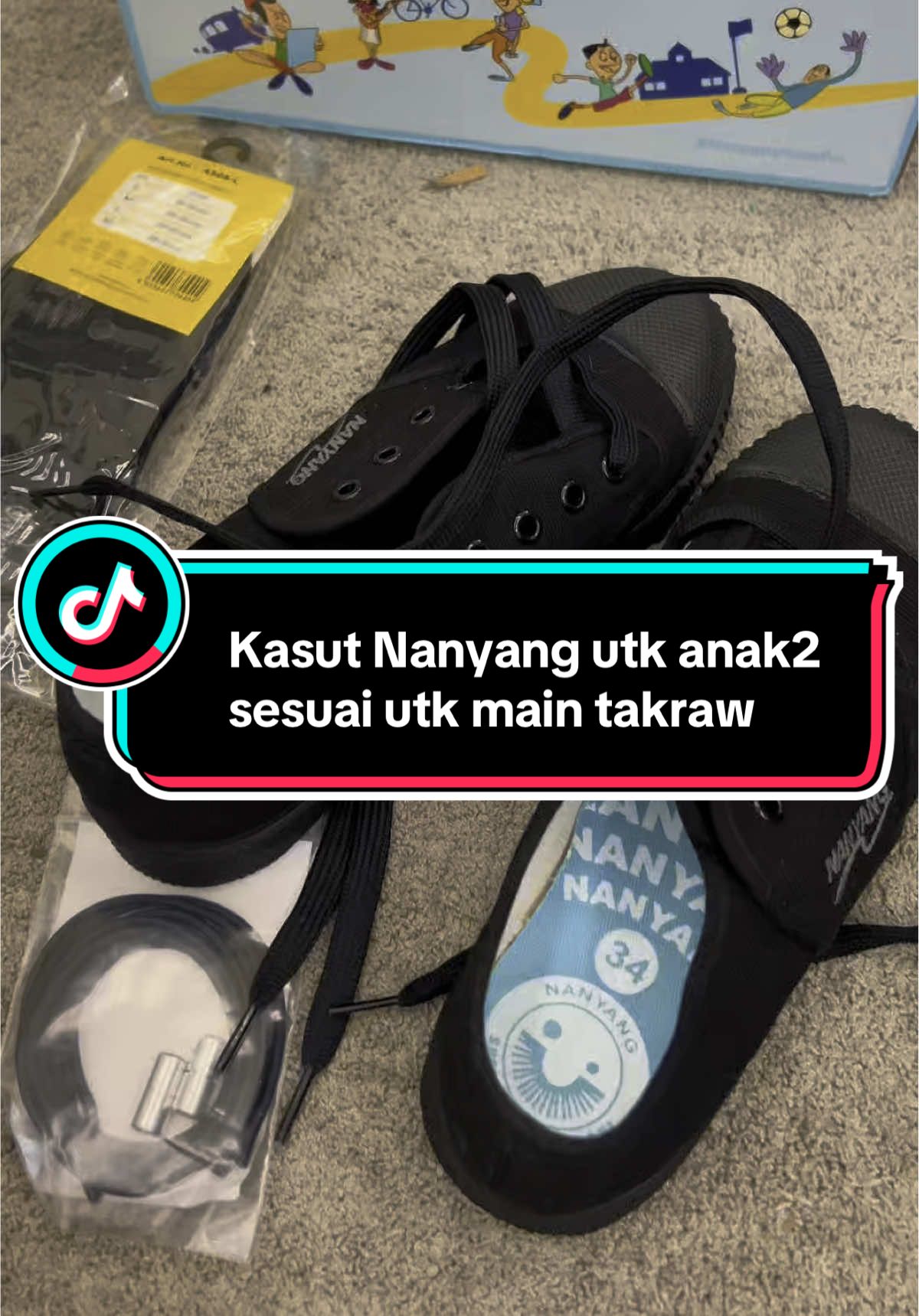 Kasut ni kualiti baik gais 2 in 1 main takraw blh utk bawa kesekolah pun blh mmg selesa pakai dan tahan lasak.#kasutsekolah #kasutnanyang #kasuttakraw 