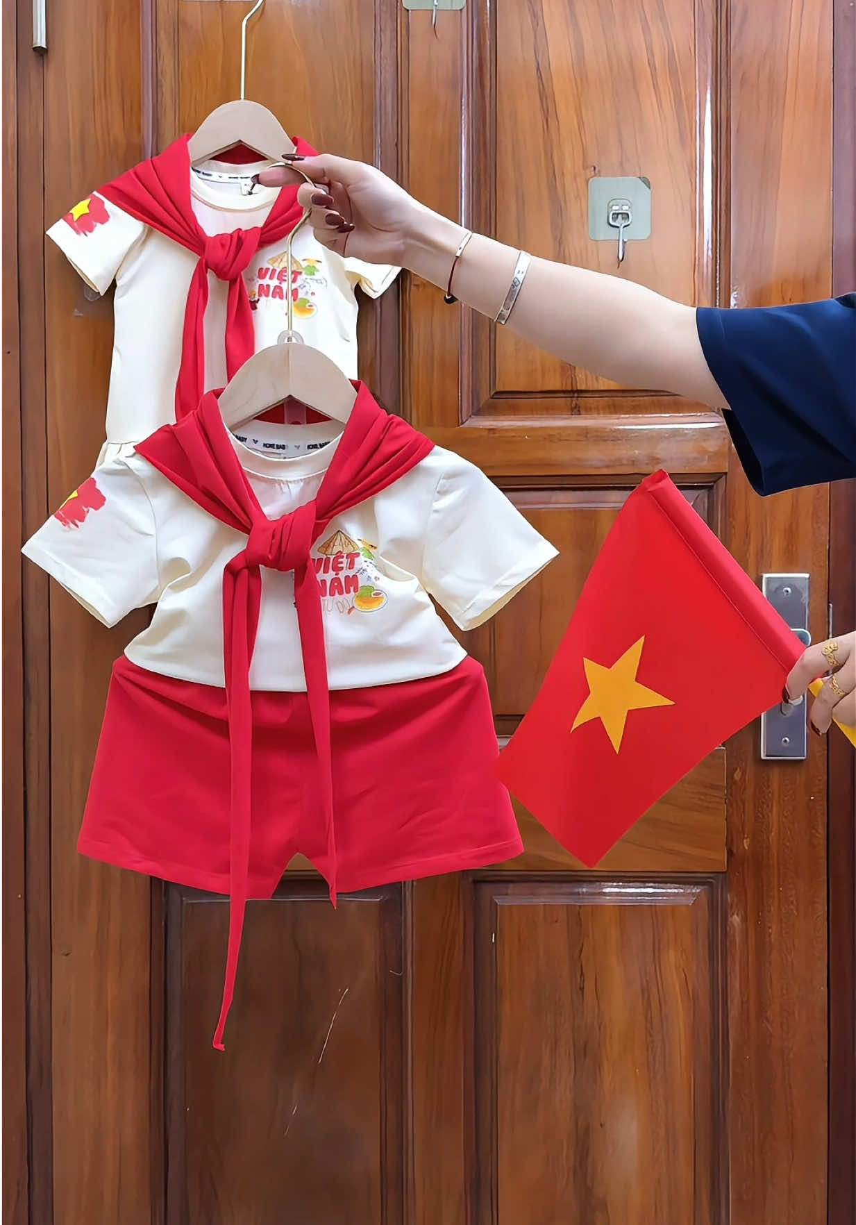 (10-30kg) Combo quần áo bé trai , váy bé gái kèm khăn quàng đỏ #tiemmeken #xuhuongtiktok #bochobe #bovietnamchobe #boquanaovietnam #vaybegai #bomuahechobe 