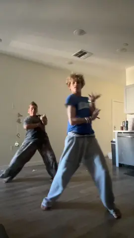i can’t get this dance out of my headdddd @PresPlay @SAM HOLCK 