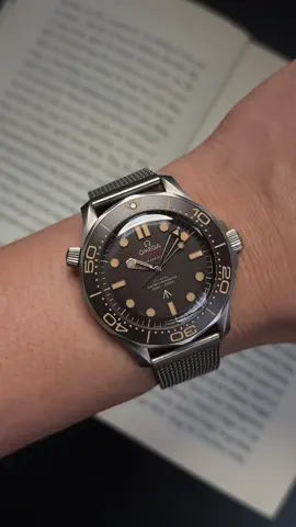 🇨🇭 Chiếc Omega Seamaster Diver 300M 007 Edition không chỉ là “đồng hồ James Bond” – nó là công cụ chiến thuật thật, sản phẩm nghệ thuật kết tinh giữa lịch sử Đại Tây Dương và tham vọng phim ảnh, là niềm tự hào của người chơi thật, nhất là những ai mê tinh thần quân đội Anh và món hàng độc có hơi thở điện ảnh đậm chất điệp viên huyền thoại. #Seamaster007 #Omega007 #Diver300M #JamesBondWatch #DongHoPho #WatchCollectors #LuxuryToolWatch #TitaniumWatch  #Omega