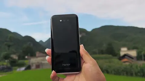 Năm 2016, có một chiếc điện thoại di động không có bất kỳ thương hiệu đồng sở hữu nào, nhưng lại sở hữu màu sắc rực rỡ của Leica, camera kép đen trắng ở mặt sau và sạc siêu nhanh 40W. Thân máy mỏng như xà phòng, mịn màng như ngọc bích. #Honor #huawei #douyin
