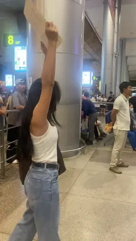 Meeting my long distance bf for the first time 🫣🇻🇳🇵🇭 #ldr #airport #firstmeet #filipinoboy #vietgirl
