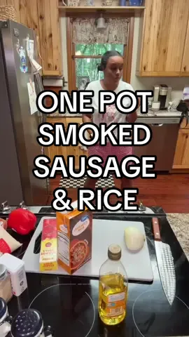 Fergie said first class… but I’ll be taking my broke tail home with this cheap one pot dinner 🛫➡️🏠 #MomTimeUnhinged #UnwellButWellSeasoned #ChaosInTheKitchen #EasyRecipe #QuickDinner 