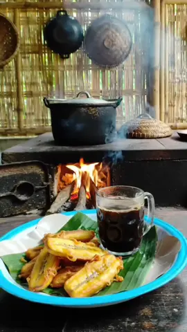 Hangatnya Dapur Tradisional dan Pisang Goreng Sederhana. #NgopiDulu #GubukSederhana #SuasanaPedesaan #KopiHitamManis #NostalgiaKampung