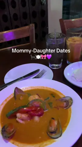 I’ll rather go out to eat with my cat. My sweet Yinka B. 🎀 🥰 #dettelabella #fyp #fypシ #sphynx #sphynxcat #dinner #dinnerdate #mommydaughter #cat #atl #nyc 