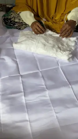 Demi allah almh ini org baik, baik sekalii MasyaAllah jasanya sama hamba begitu luar biasa😭 Semoga allah masukan beliau kedlm surga firdaus allah, allah ringankan siksa kuburnya, allah permudah urusan akhiratnya (Aamiin)  Bantu Alfatihah (Hj Hafizah Binti Thaharuddin) Alfatihah#kainkafan 