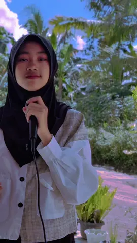 Izin cover kak @Ari Lesmana lagunya enak siapa tau bisa buat berobat tangan dan kaki azizah 🙏🙏