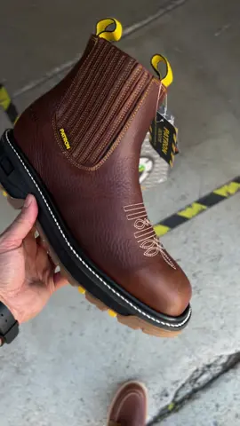 Nuestro botín es práctico, cómodo y fácil de usar. Ideal para el trabajo o el día a día. Pruébalos hoy mismo! . . #BotinesCómodos #CalzadoDeTrabajo #BotinesMexicanos #PatronBoots #OrtizImports #BotinesDeCuero #BotinesParaHombre #ComodidadTotal #BotasQueAguantan #HechoEnMéxico #EstiloYComodidad #TrabajoRudo #BotinesModernos #CalzadoRudo #BotasMexicanas